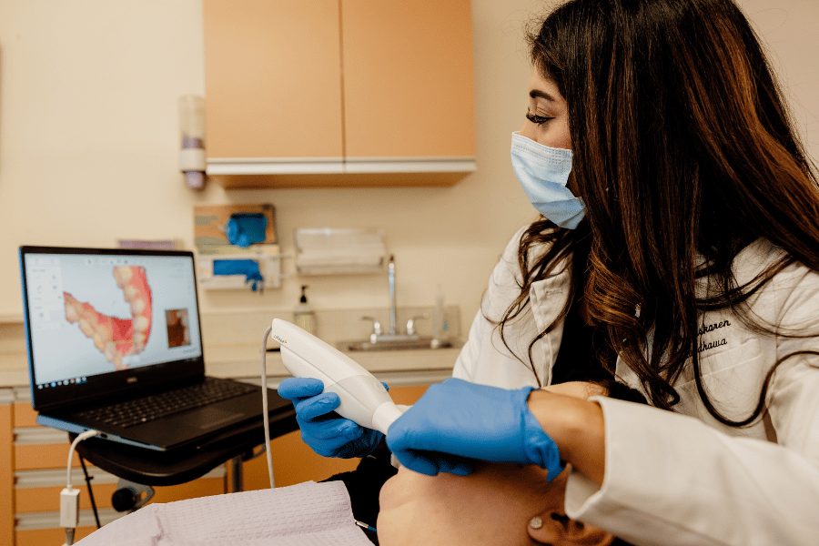 Un médecin scanne un patient